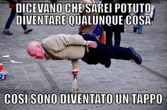 Uomo che sta in equilibrio su una bottiglia