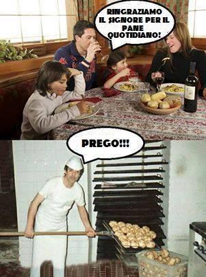 Foto Divertente: Famiglia che ringrazia il signore prima di mangiare