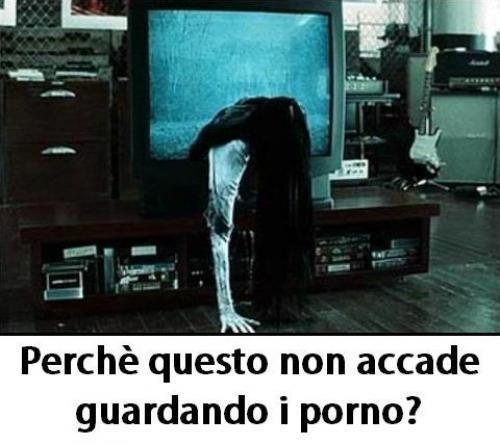 Foto Divertente: Donna che esce fuori dal televisore