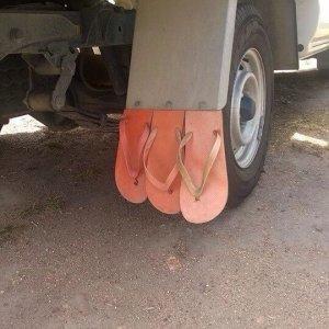 Foto Divertente: Parafango con infradito
