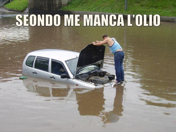 Foto Divertente: Uomo con la sua auto in una strada allagata