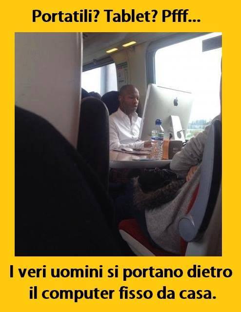 Foto Divertente: In treno con il pc fisso