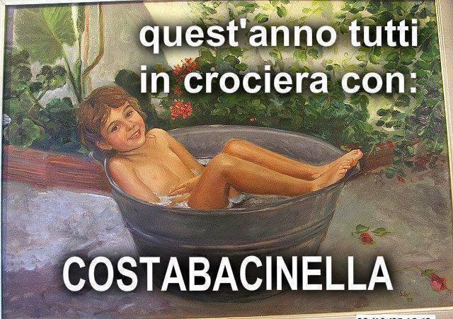 Bambina nella bacinella con acqua