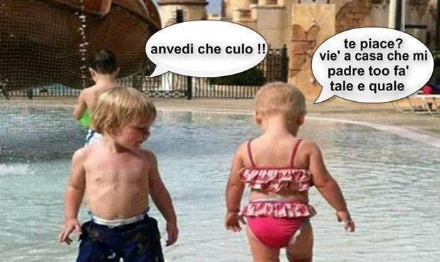Foto Divertente: Due bambini che parlano in riva al mare
