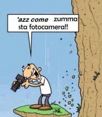 Foto Divertente: Uomo che scatta fotografia mentre cade da dirupo