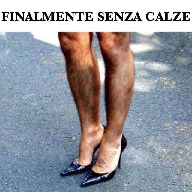 Foto Divertente: Donna senza calze e senza depilazione