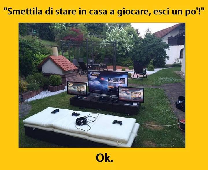 Foto Divertente: In giardino con tre televisori e playstation