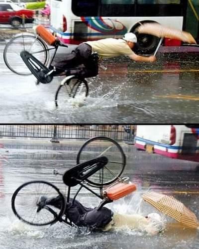 Uomo che cade di bicicletta ed entra in una pozza d'acqua