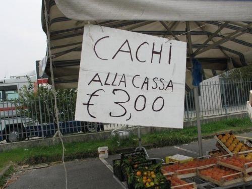 Foto Divertente: Cartello con costo della frutta al mercato