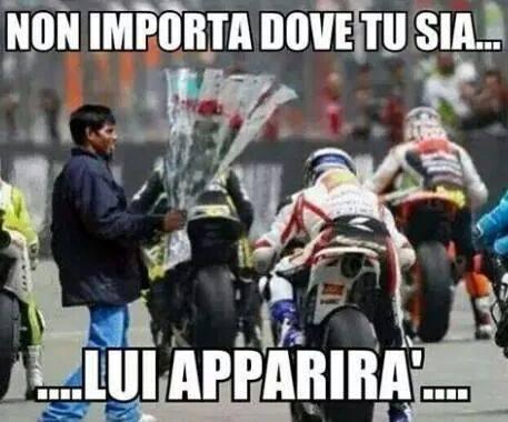 Foto Divertente: Venditore di rose ad una gara di motociclismo