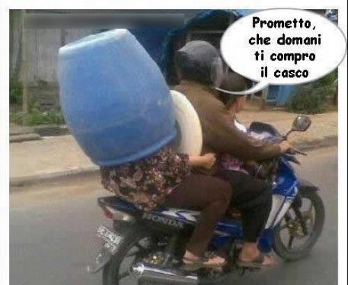 Motociclista con bidone al posto del casco