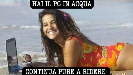 Foto Divertente: Pc immerso nell'acqua di mare e ragazza che sorride
