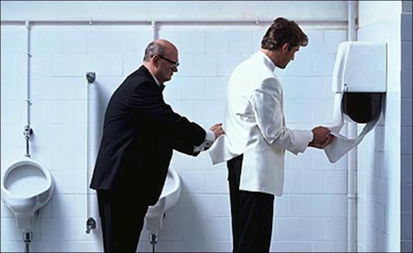 Foto Divertente: Signore che si asciuga le mani alla camicia