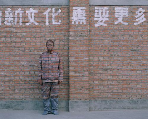 Foto Divertente: Uomo mimetizzato con il muro