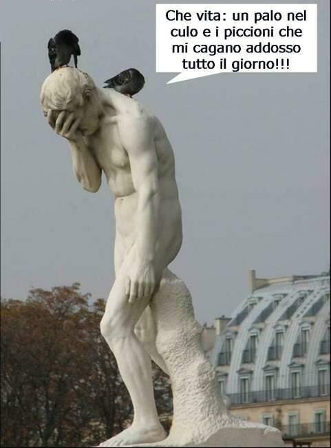 Foto Divertente: Statua con piccioni sopra la testa