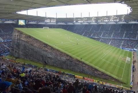 Foto Divertente: Campo da calcio in discesa