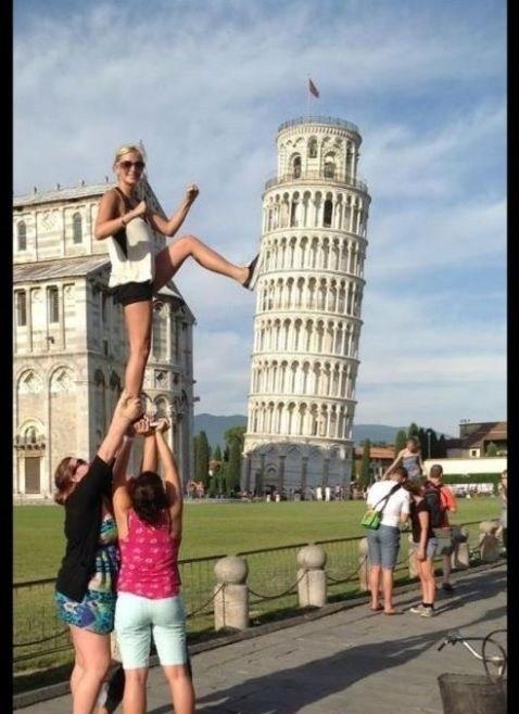 Foto Divertente: Turista che fa la foto alla torre di Pisa