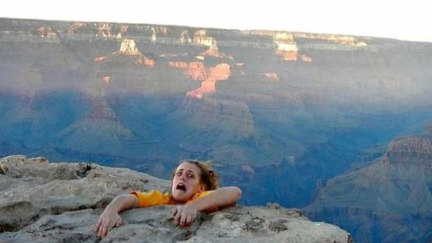 Foto Divertente: Foto ricordo in bilico sul gran canyon