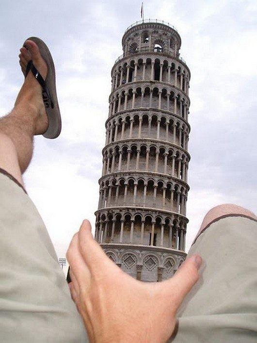 Foto Divertente: Fotografare la torre di Pisa tra le gambe