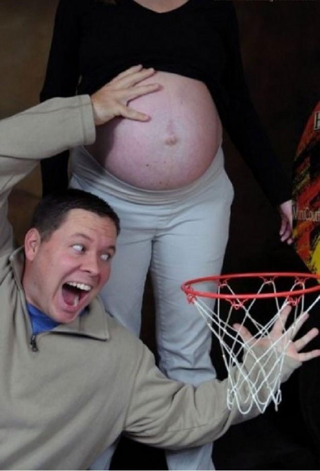 Foto Divertente: Uomo che cerca di lanciare il pancione in canestro