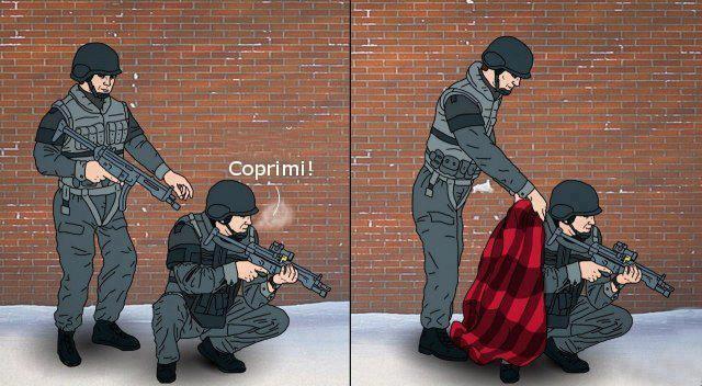 Foto Divertente: Militare che copre il suo collega con una coperta