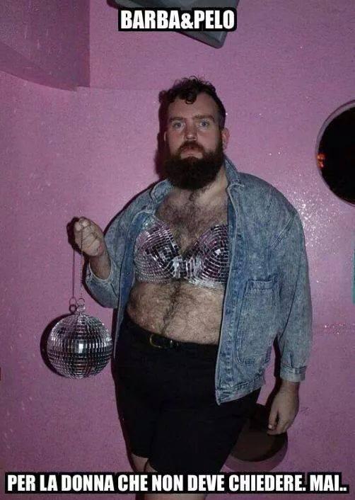 Foto Divertente: Uomo peloso con reggiseno