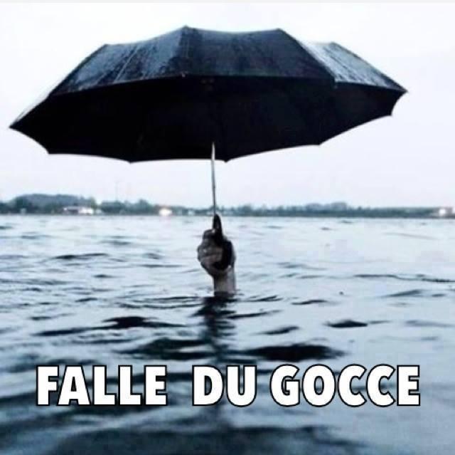 Foto Divertente: Braccio che regge l'ombrello sott'acqua
