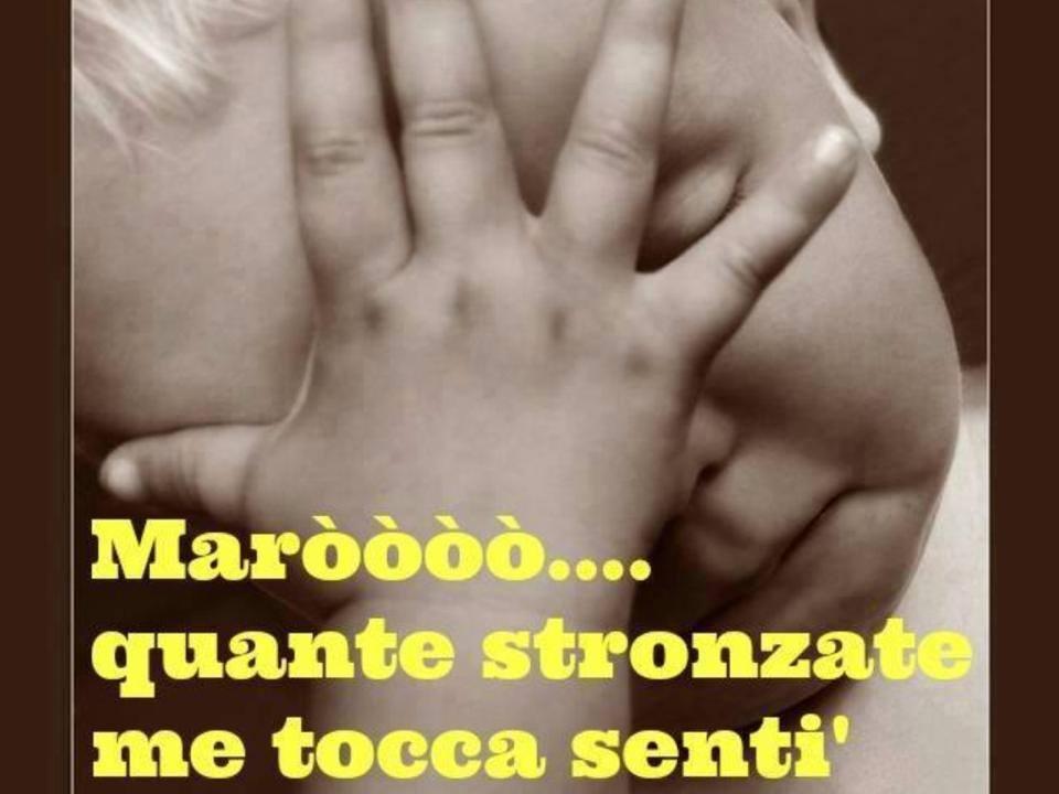 Foto Divertente: Bambino disperato con la mano davanti al viso