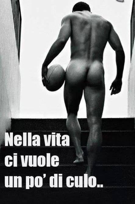 Foto Divertente: Uomo nudo che sale le scale