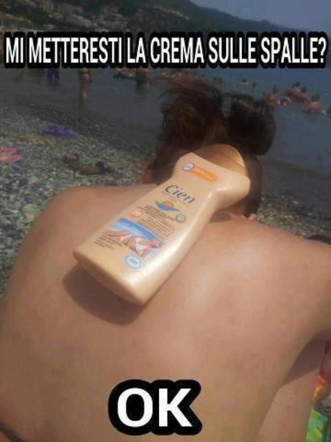 Foto Divertente: Mettersi la crema sulle spalle