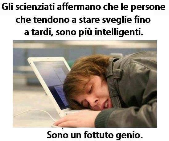 Foto Divertente: Ragazzo che si addormenta sul pc
