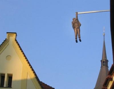 Foto Divertente: Statua in aria