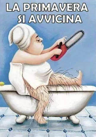 Foto Divertente: Donna che si depila sulla vasca da bagno