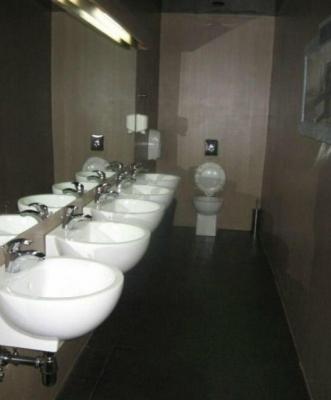Foto Divertente: WC davanti a tanti lavandini