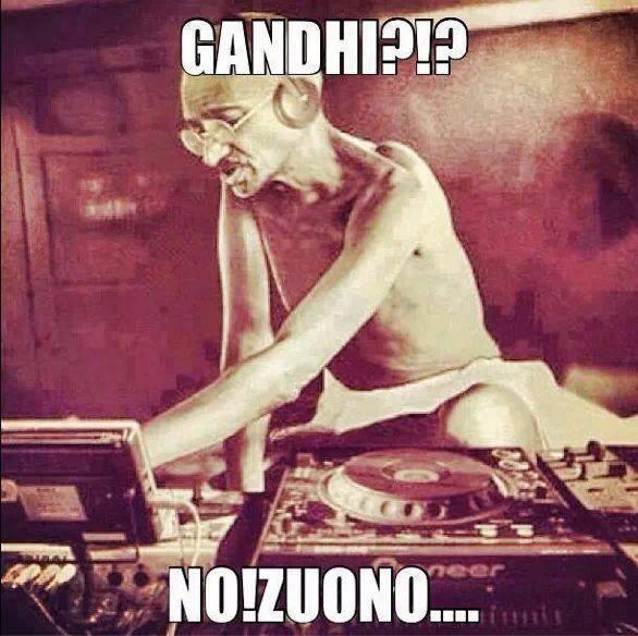 Foto Divertente: Gandhi come dj in una discoteca