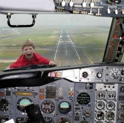 Foto Divertente: Bambino in aereo