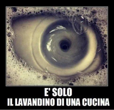 Foto Divertente: Il lavandino di una cucina che sembra un occhio