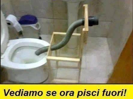 Foto Divertente: Wc dotato di tubo per non farla di fuori