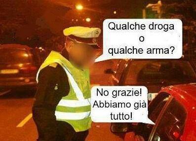 Carabiniere che ferma l'auto e chiede se hanno droga