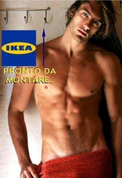 Ragazzo in primo piano con dietro attaccapanni dell'ikea