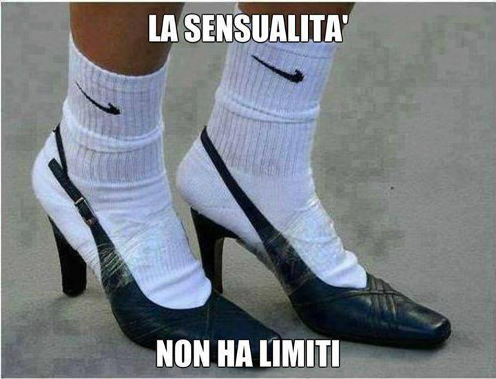 Foto Divertente: Calzino di spugna su scarpa con il tacco