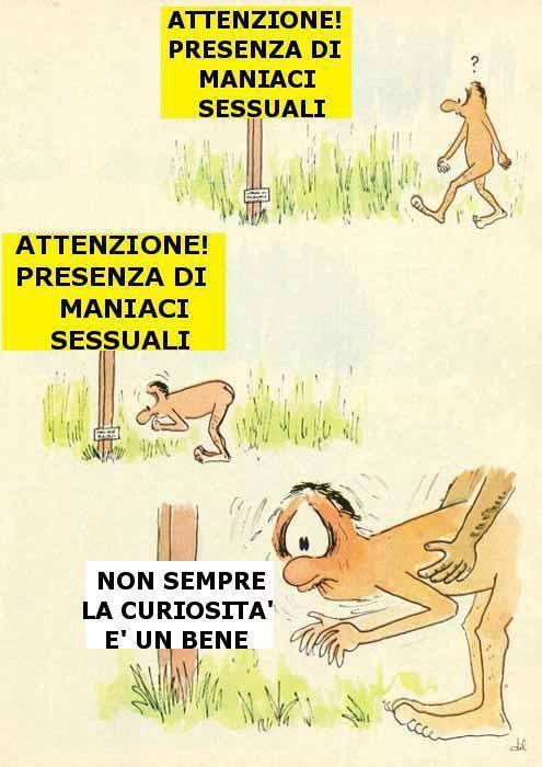 Foto Divertente: Uomo che si abbassa per leggere un segnale