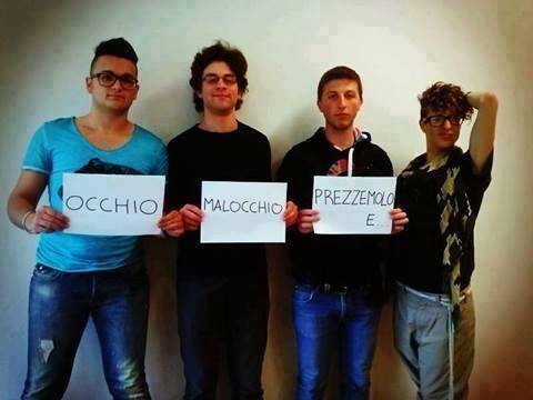 Foto Divertente: Quattro ragazzi con cartello