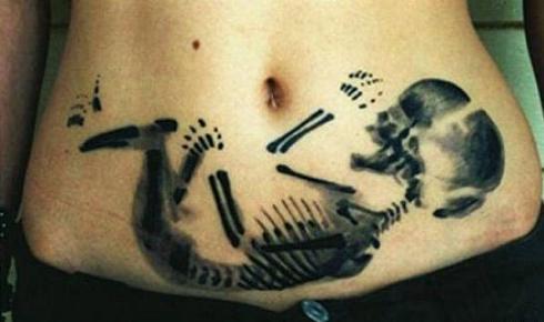 Foto Divertente: Ecografia tatuata sul ventre di una donna