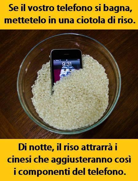 Foto Divertente: Mettere telefonino nel riso per aggiustarlo