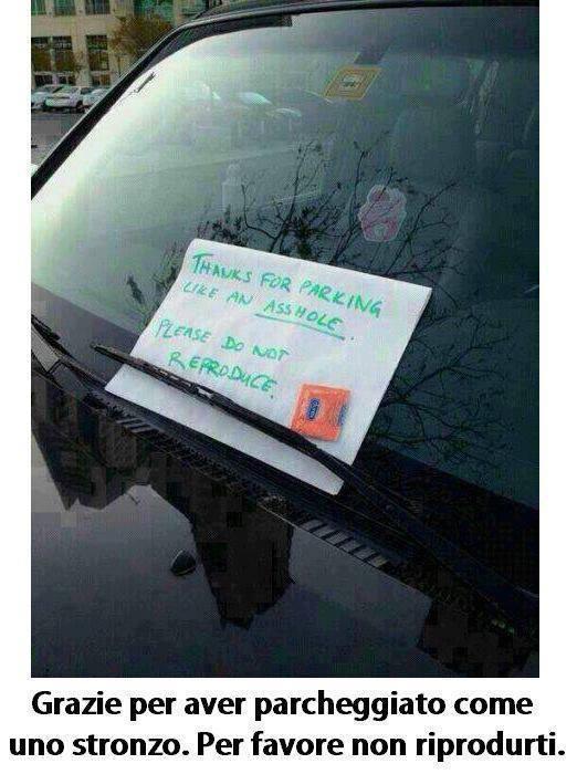 Foto Divertente: Cartello per la macchina parcheggiata male