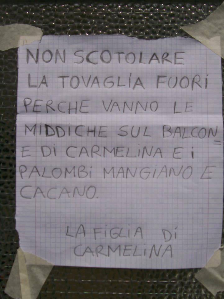 Foto Divertente: Cartello di divieto scuotimento molliche