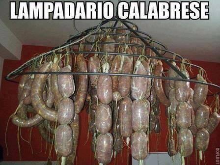 Foto Divertente: Lampadario in casa di un calabrese