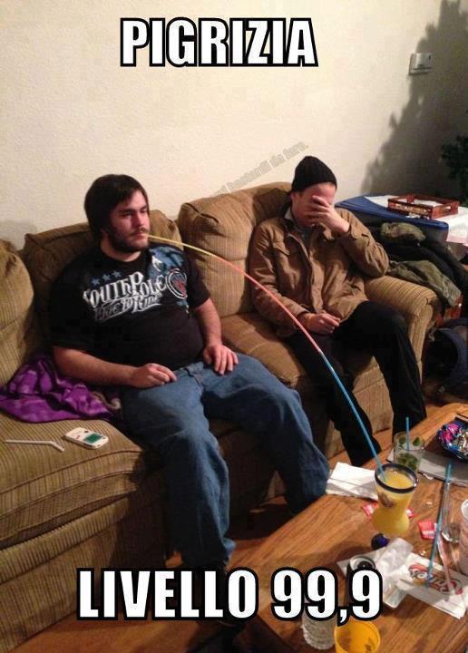Foto Divertente: Ragazzo che beve bibita senza alzarsi dal divano
