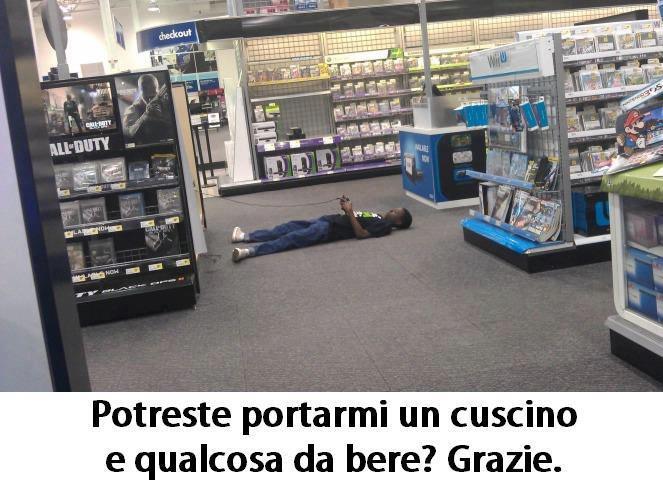 Foto Divertente: Ragazzo sdraiato in terra che gioca alla play station